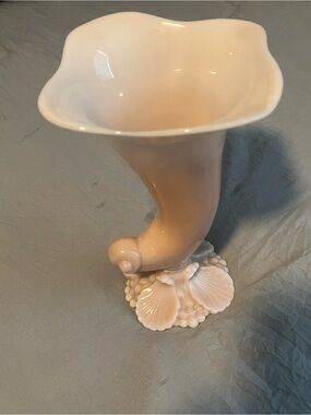 Vintage Shell Foot Cornucopia Vase in Soft Pink